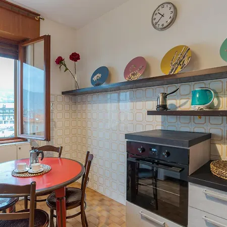 Apt W/ Balcony - 700 M From Borghi Station דירה קומו